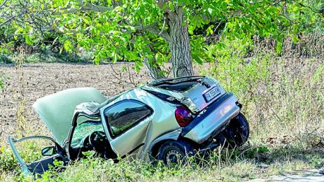 Жена загина четири деца ранени при удар в дърво