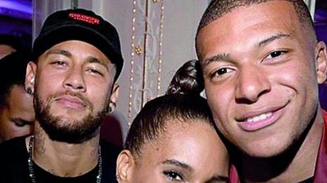 Мбапе и Неймар купонясват с модели