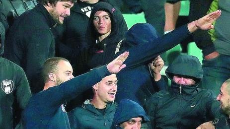 Прекъснаха мача на два пъти за расизъм