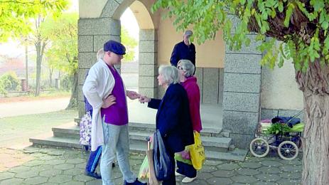 Доктор преглежда на тротоара