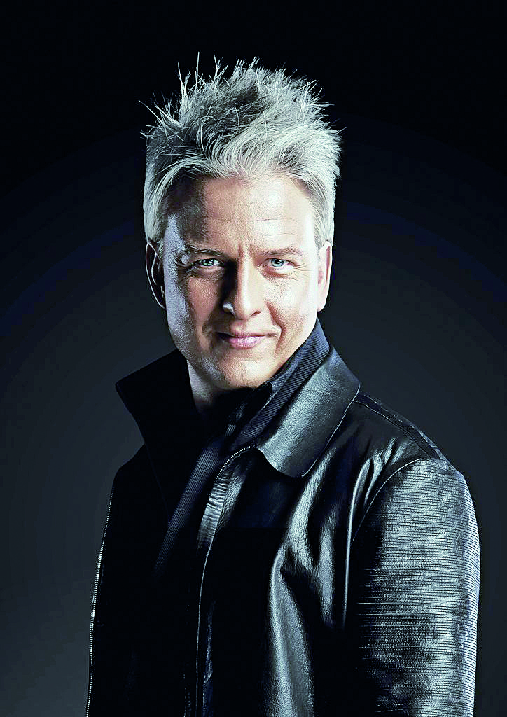 Барабанистът на Хаваши свири с главата надолу в НДК