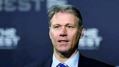 Погнаха Ван Бастен за нацистки поздрав