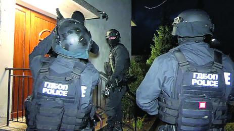 Удариха банда източила 1 млн от карти