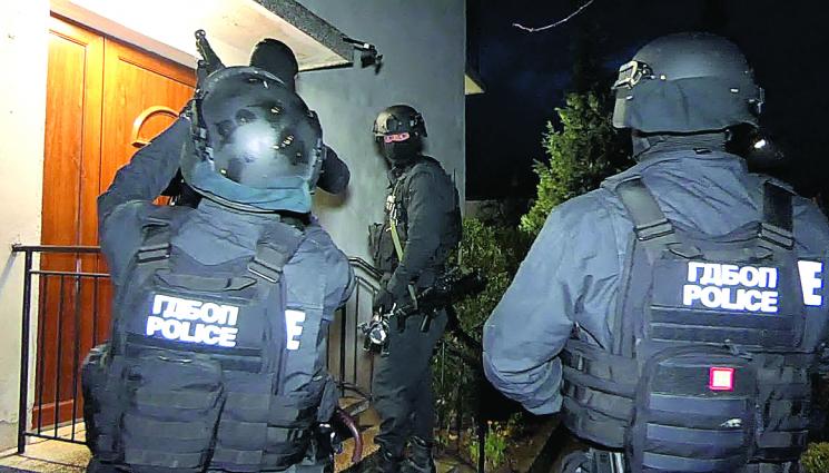 Удариха банда източила 1 млн от карти - ВЪРНАХА СЕ НАГЛИТЕ: Брутална банда заплашва със смърт и млати наред! (СНИМКИ)