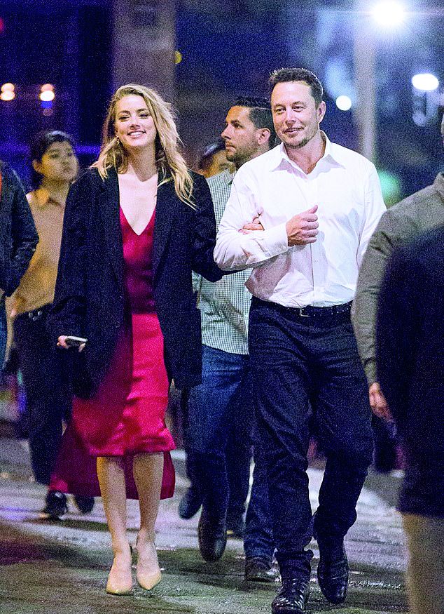 Мъск правил тройка с Амбър Хърд и Кара Делевин