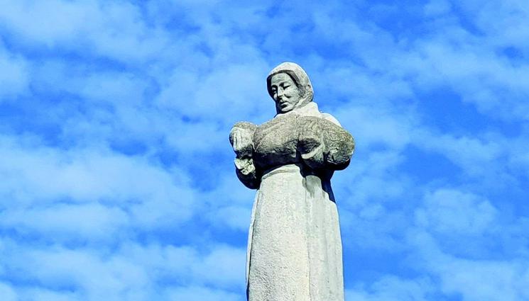 Вградили сянката на кметска прабаба във войнишки мемориал - Вградили сянката на кметска прабаба
във войнишки мемориал