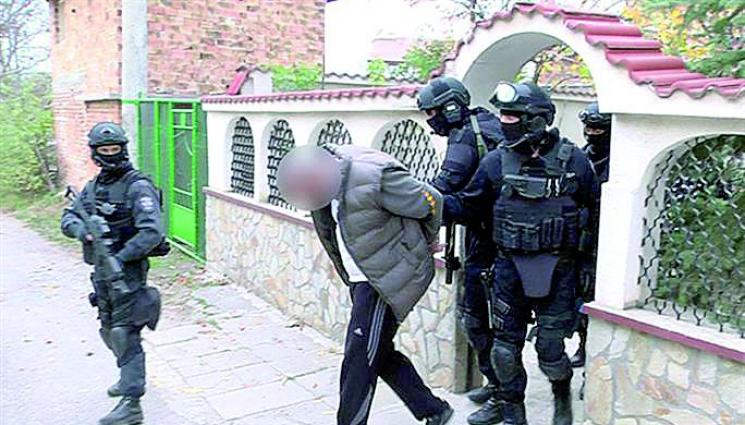 Йоско влиза в затвора за рекет и кражба на кола - Йоско влиза в затвора за рекет и кражба на кола