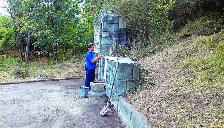 Габровец поправя чешми даром - Габровец поправя чешми даром