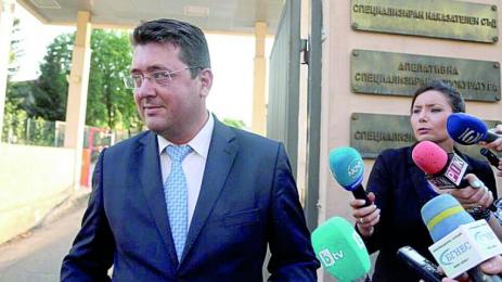 Скандалният Пламен Узунов напирал за още тайни с гриф Строго