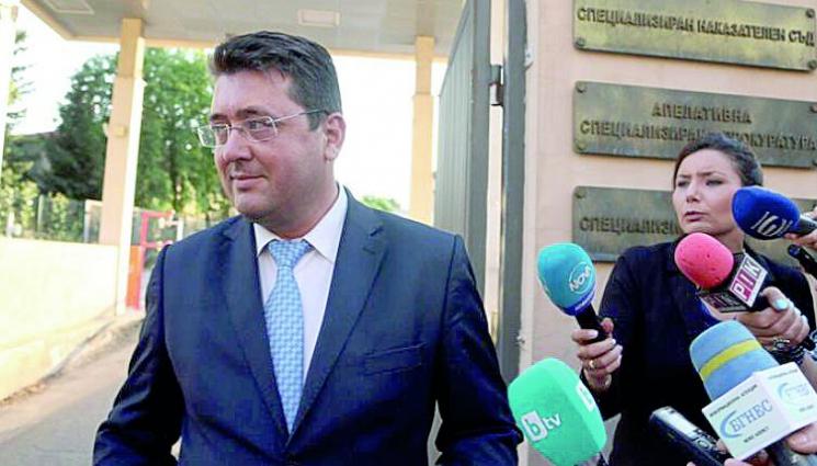 Скандалният Пламен Узунов напирал за още тайни с гриф Строго - Съветникът на президента Пламен Узунов осъди прокуратурата