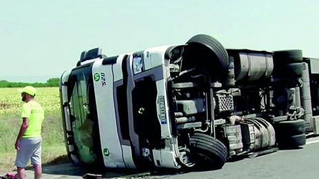 ТИР с Чушки и круши блокира Тракия