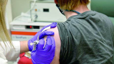 Започнаха финалните изпитания на две ваксини срещу COVID 19