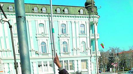 Демоничната бабичка отново завладя Варна