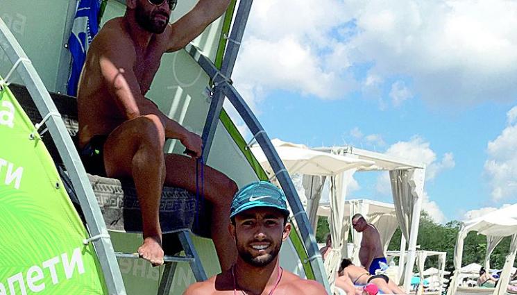 Шампион по борба спаси давещ се младеж - Шампион по борба спаси давещ се младеж
