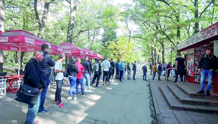 Огромна опашка за билети на Армията - На Армията се изви опашка за билети за А и Г сектор – по 35 и 15 лева вървят пропуските в зоните за „червените“ превърженици на финала на Купата на България