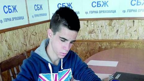 Лъчо и неговата команда спасяват затънали в беди