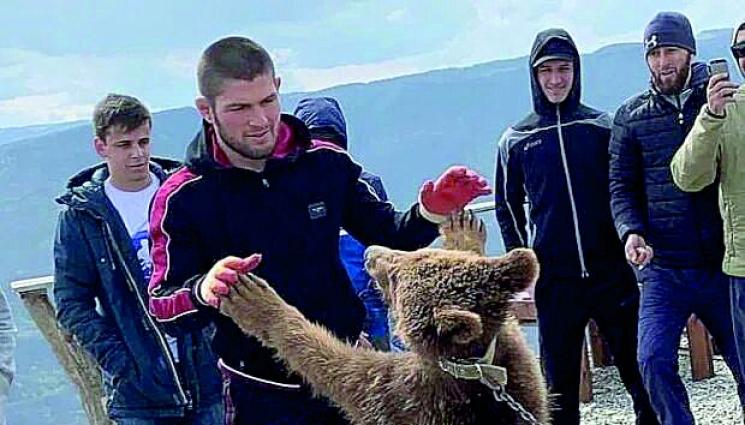 Плашат Хабиб със змия - Властите в Русия погнаха Хабиб: Обвиниха го в религиозен екстремизъм