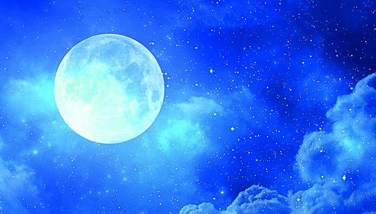 Синя луна изгрява за Хелоуин