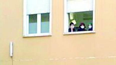 дядо лекува жена си от covid със серенада