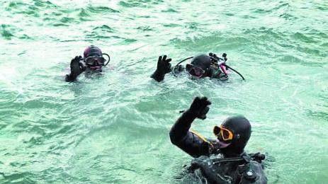 Водолази чистят морето преди скока за кръста