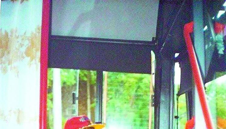 Мариян късал билетчета докато подкара автобуса - Мариян късал билетчета, 
докато подкара автобуса