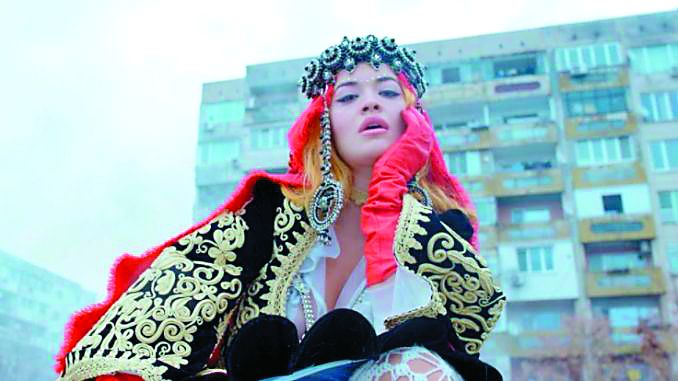 Посрещнали Рита Ора с питка и народна носия