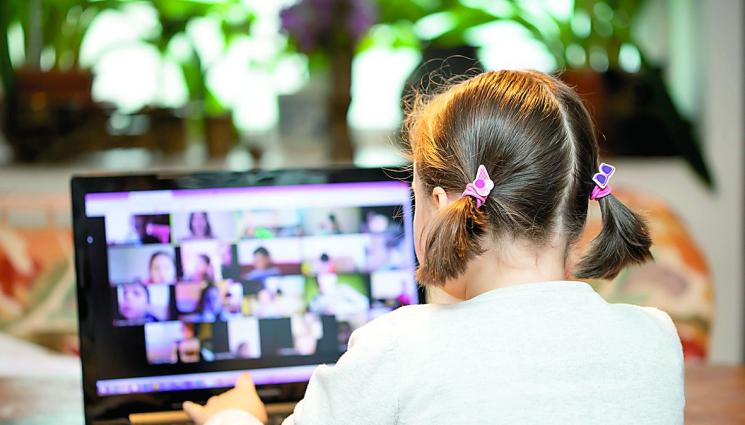 Тийнейджърки в болница след онлайн урок - УЧЕНИЧКИ печелят от OnlyFans! Как тийнейджърките подмамват загорeли мъже и по колко си докарват - само в новия