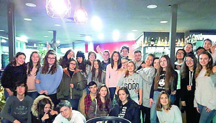 Джулия заряза Милано и стана учителка в София - Джулия заряза Милано и
стана учителка
в София