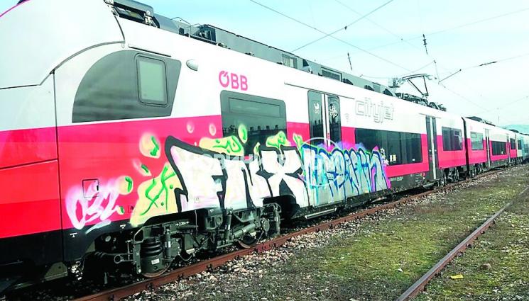 БДЖ прекрати търга за новите мотриси - КАТО САРДИНИ: БДЖ натъпка два влака в един автобус! (СНИМКИ)