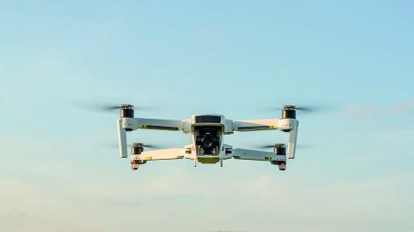 Дрон носи книги в Перник за 24 май