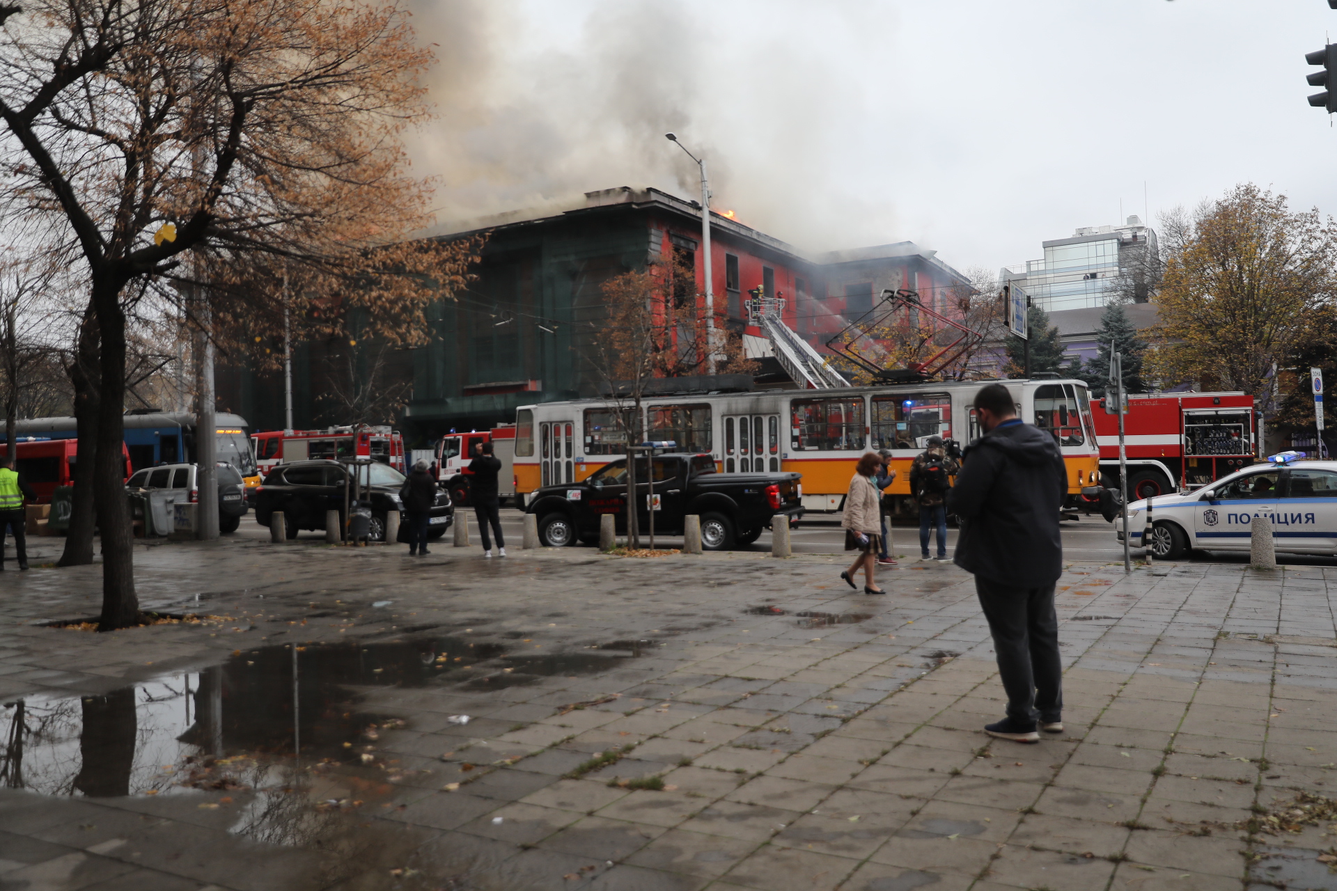 <p>Голям пожар в центъра на столицата. Става въпрос за сградата на театър &bdquo;Ренесанс&quot; - построен през 1900 година. По-късно тя изгоря и беше възстановена като кино &bdquo;Възраждане. Там имаше и известна поп-фолк дискотека. Сградата е паметник на културата.</p>