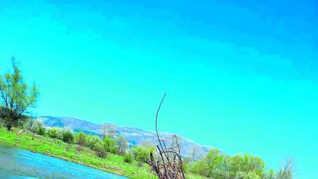 Ученичка разчисти Струма от боклуци