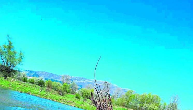 Ученичка разчисти Струма от боклуци - Ученичка разчисти Струма
от боклуци