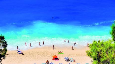 Отварят за туристи плажовете в Гърция