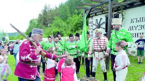 падна запорът на паметника на Ботев