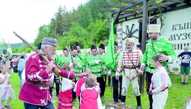 падна запорът на паметника на Ботев - падна запорът на паметника на Ботев
