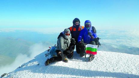 Военен закача българско знаме на всеки връх