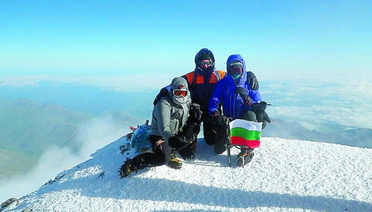 Военен закача българско знаме на всеки връх - Военен закача българско знаме на всеки връх  