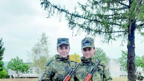 Народна певица и дизайнерка станаха войници