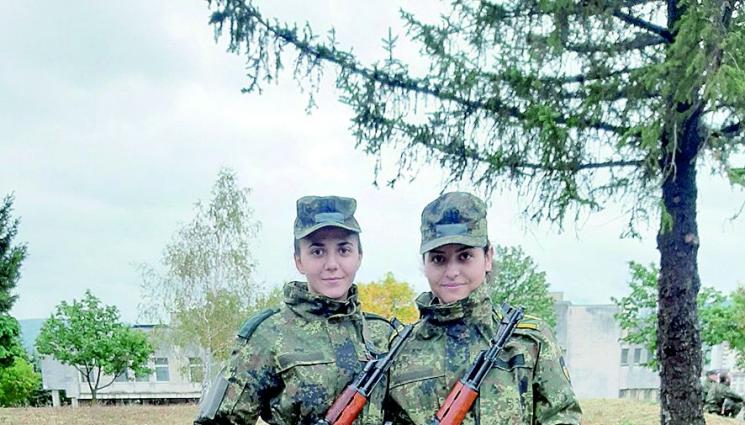 Народна певица и дизайнерка станаха войници - Народна певица и дизайнерка станаха войници