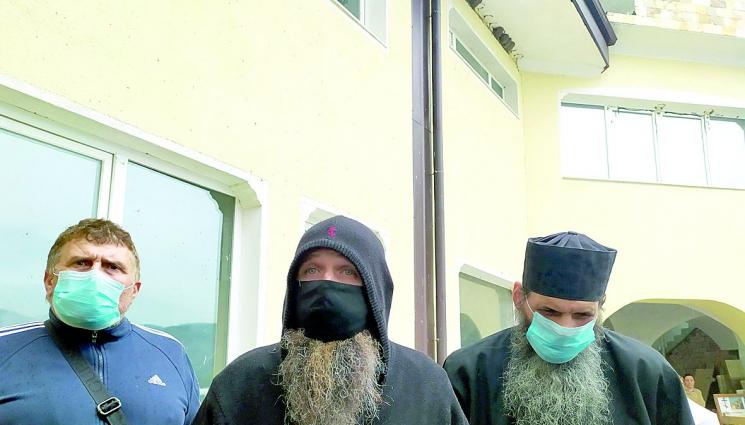 Монаси спят във фургони заради спор за манастирска земя - Монаси спят във фургони заради спор за манастирска земя
