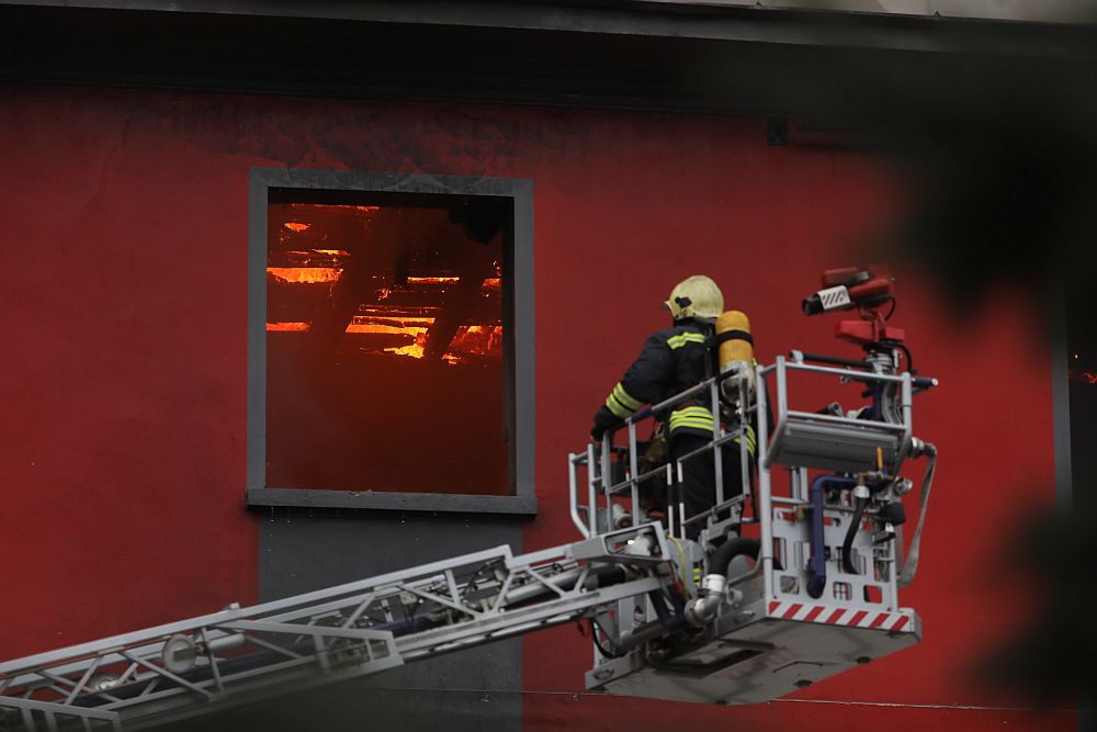 Пожар в емблематична сграда в центъра на София