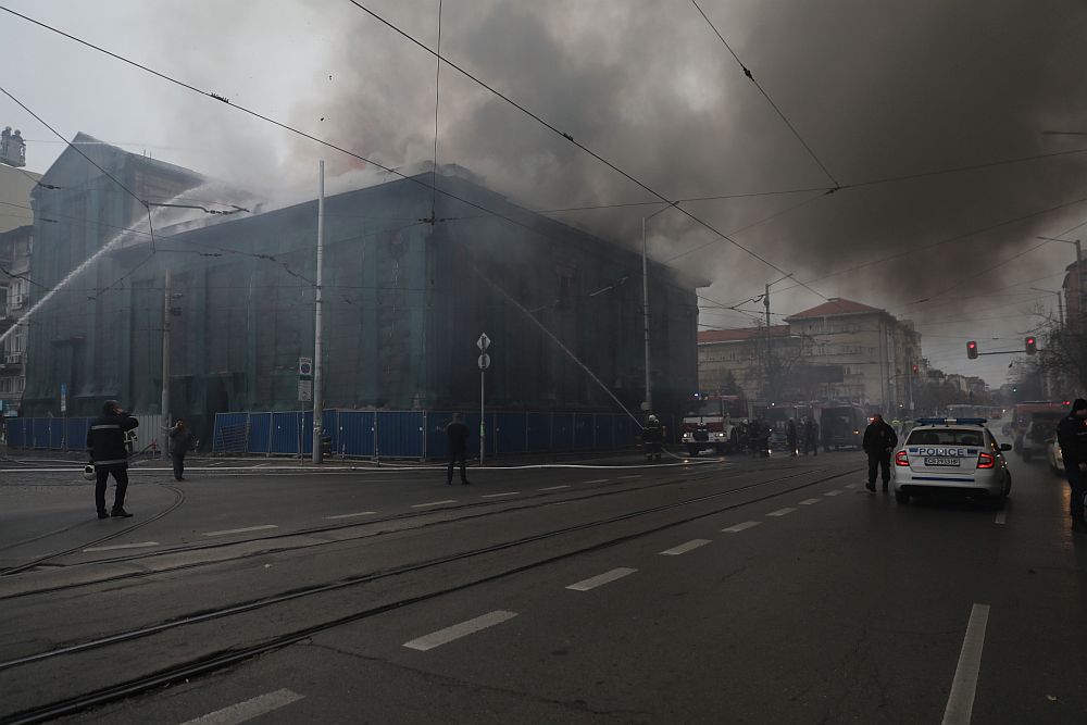 Пожар в емблематична сграда в центъра на София