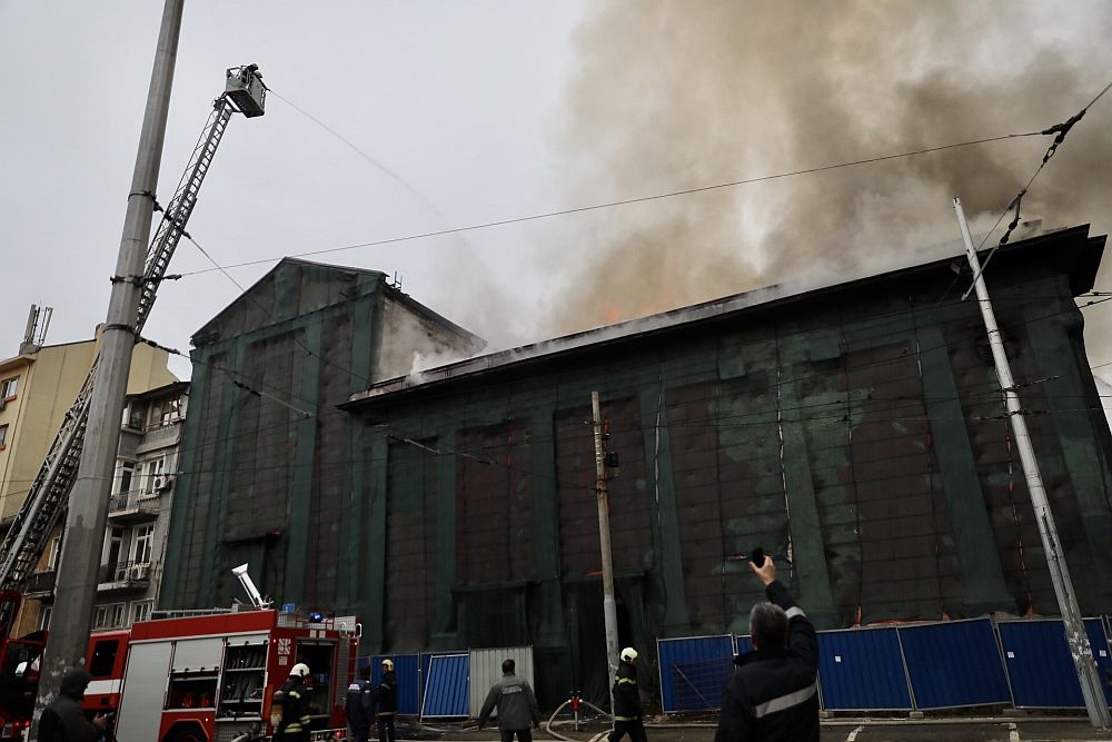 Пожар в емблематична сграда в центъра на София