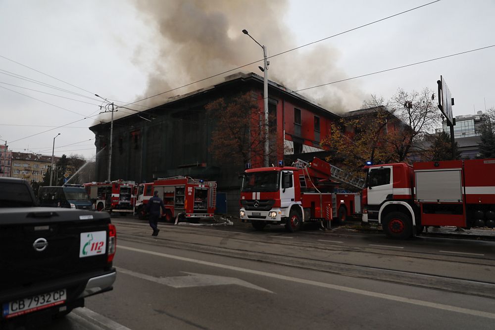 Пожар в емблематична сграда в центъра на София