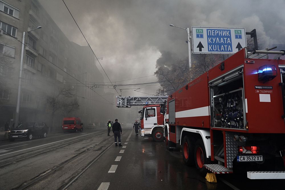 Пожар в емблематична сграда в центъра на София
