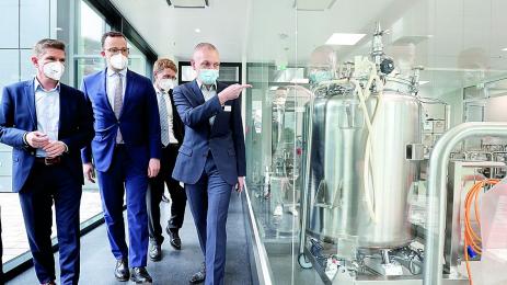 шефът на Модерна пее Хубава си моя горо