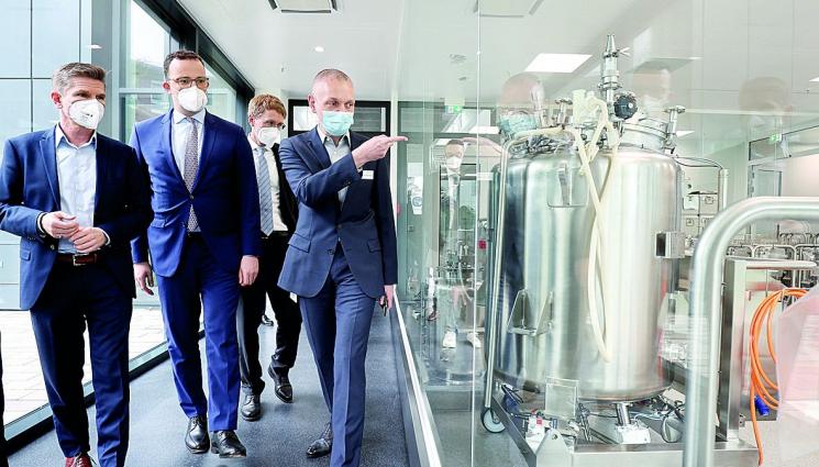 шефът на Модерна пее Хубава си моя горо - шефът на Модерна пее Хубава си, моя горо