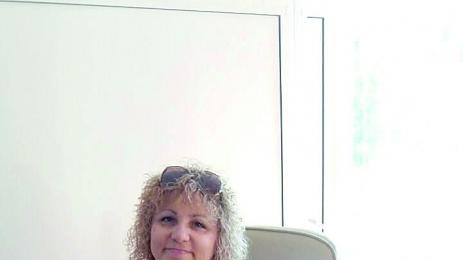 Лекарка и кметица разнасят хапове до старците на село