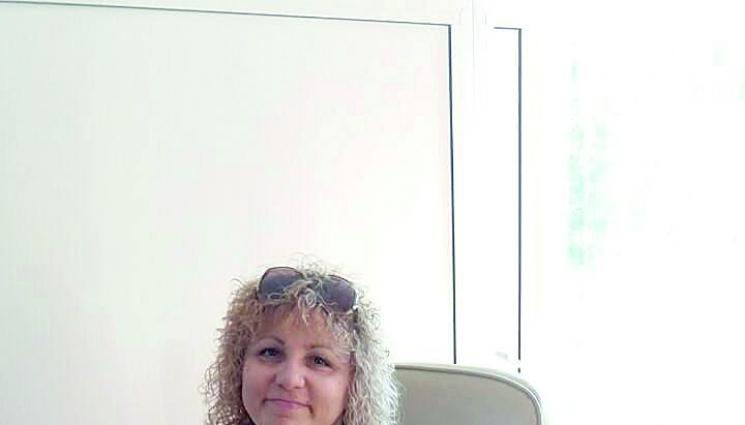 Лекарка и кметица разнасят хапове до старците на село - Лекарка и кметица разнасят 
хапове до старците на село